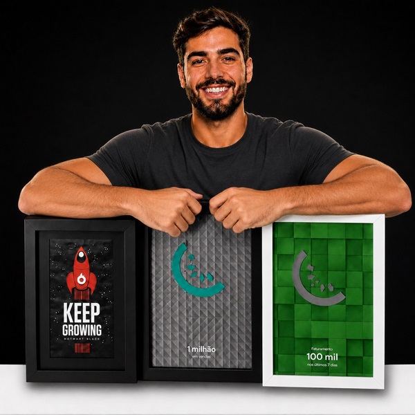 Andrade Fabiano com placas de resultados