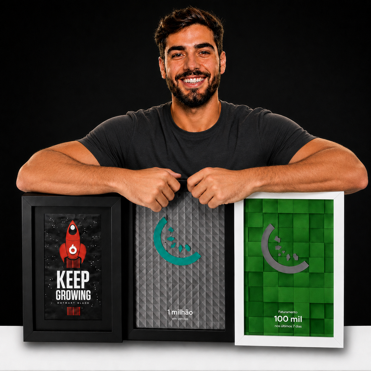 Andrade Fabiano com placas de resultados